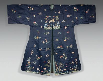 CHINE - XIXe siècle.
Woman's coat in dark...