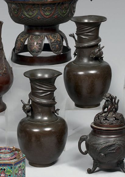 CHINE - Vers 1900.
Two pairs of bronze vases...