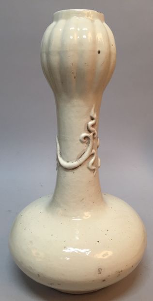 CHINE - XIXe siècle.
A pair of cream enameled...