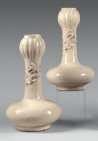 CHINE - XIXe siècle.
A pair of cream enameled...