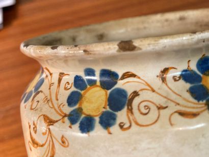 ITALIE (CASTELLI), début du XVIIe siècle.
Earthenware...