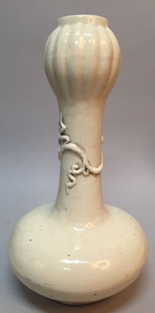 CHINE - XIXe siècle.
A pair of cream enameled...