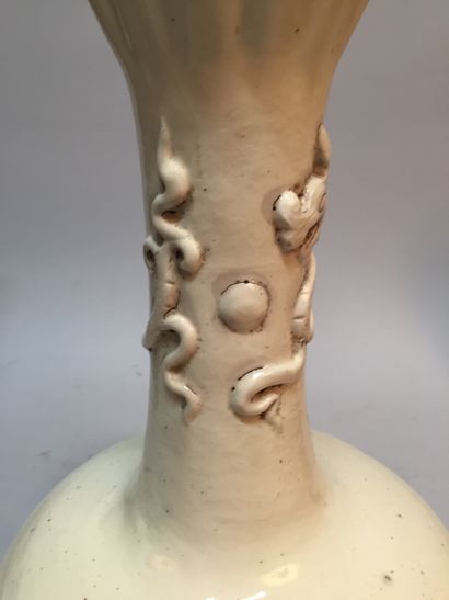 CHINE - XIXe siècle.
A pair of cream enameled...