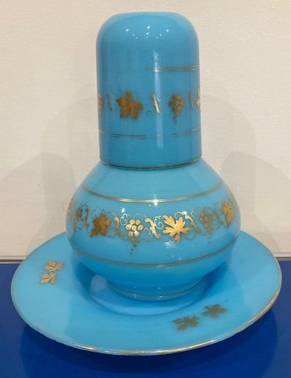 Verre d'eau en opaline turquoise, à décor...