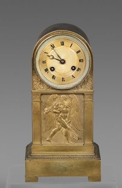 Pendule borne en bronze doré. Le cadran rond...