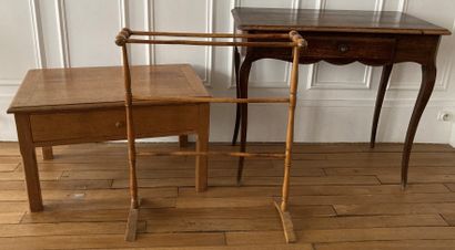 Lot comprenant : - porte-serviettes en bois...