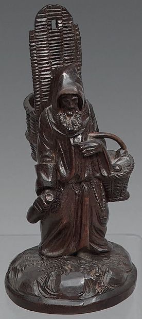 Statuette de moine en bois sculpté, portant...