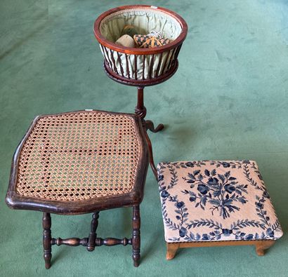 Ensemble de mobilier : - petit tabouret de...
