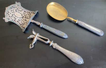 Set on a silver (950) and silver-plated handle,...
