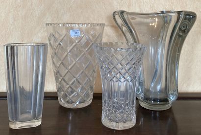 Set of crystals: a vase with cut sides, Baccarat...