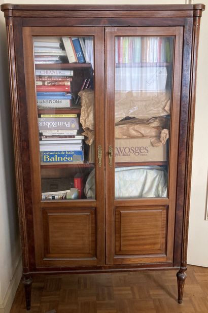 Bibliothèque en acajou mouluré. Les montants...