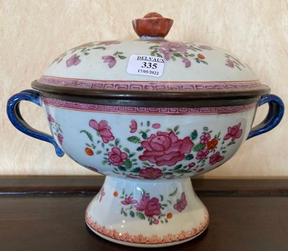 CHINA, 18th century. Porcelain covered bowl...