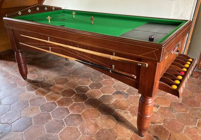 Billard russe en acajou marqueté de filets...