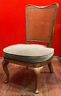 Lot de trois chaises en bois naturel : deux...