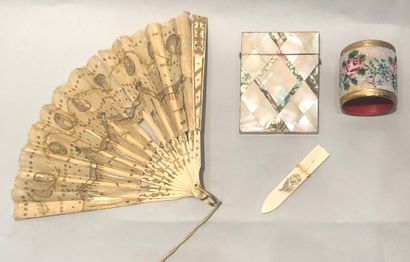 Objets de vitrine : étui à cartes en nacre...