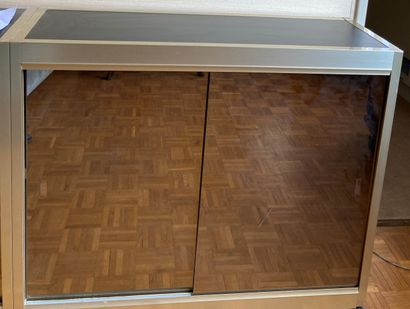 Ensemble de quatre meubles bas en laiton...