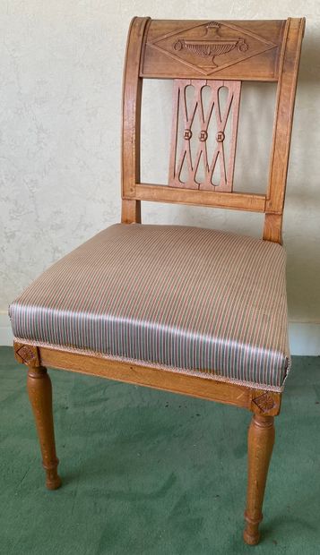 
Suite de quatre chaises en bois fruitier...