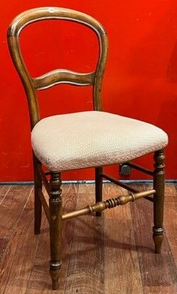 Lot de trois chaises en bois naturel : deux...