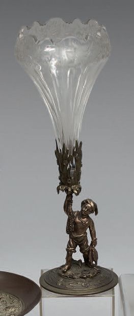 
Vase cornet en cristal taillé de canaux,...