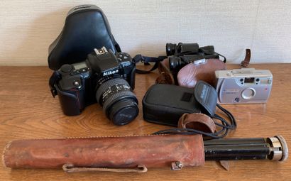 Ensemble composé d'un appareil-photo Nikon...