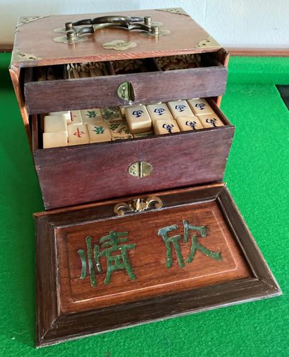 Old mahjong game in mahogany, the handles...