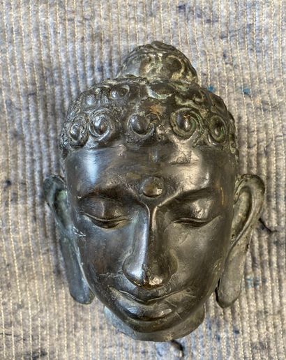 Head of Buddha with bronze patina. H. : 16...