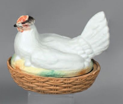 
Œufrier en faïence émaillée polychrome figurant...