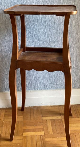 Paire de fauteuils à haut dossier en bois...