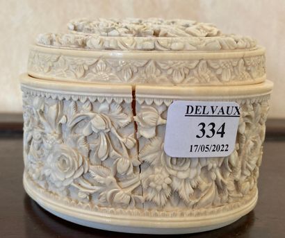 Small round box in ivory carved with roses....