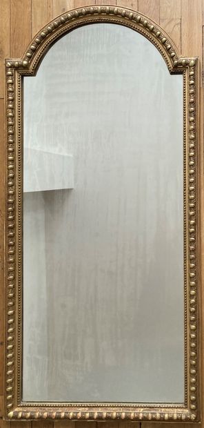 Miroir à entourage en bois doré, le fronton...