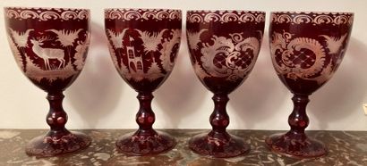 Suite de quatre verres de forme calice, en...