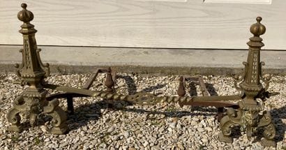 Paire de chenets en bronze, à décor d’un...