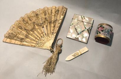 Objets de vitrine : étui à cartes en nacre...