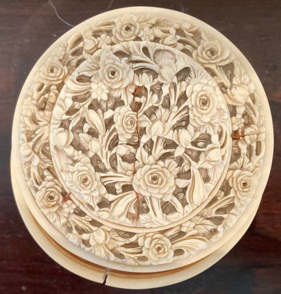 Small round box in ivory carved with roses....
