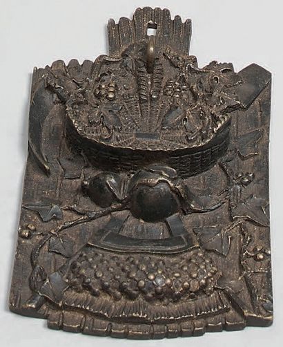 Porte-montre en bronze patiné, ciselé d'une...