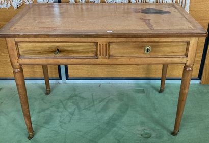 Bureau en bois fruitier mouluré, la ceinture...