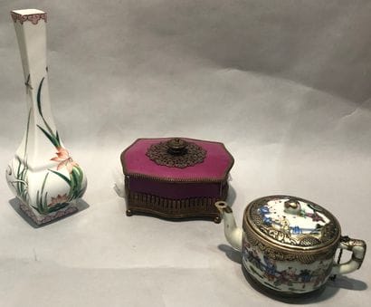 Bibelots : petite théière en porcelaine de...