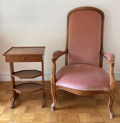 Paire de fauteuils à haut dossier en bois...