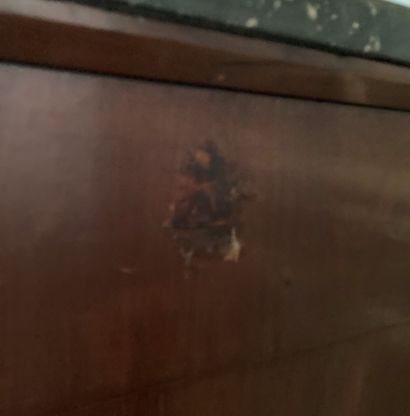 Commode en acajou et placage d'acajou, les...