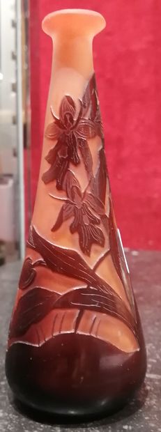 Émile GALLÉ (1846-1904). Vase en verre multicouche...