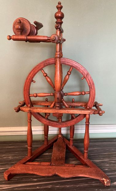 Rouet rustique en bois naturel. La base en...