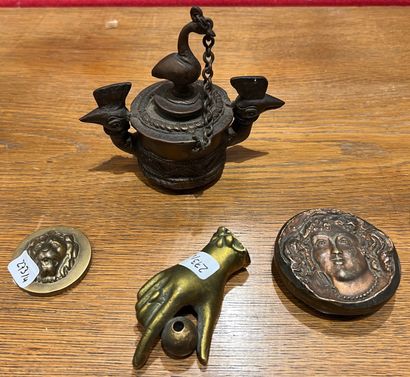 Lot de bronzes : lampe à huile dans le style...
