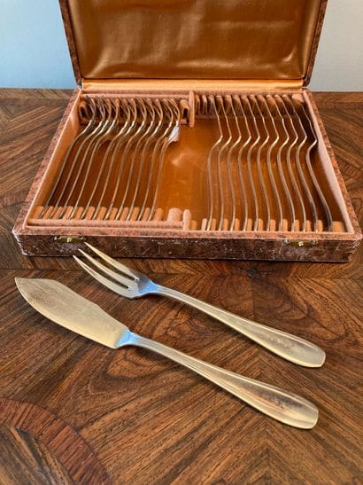 Suite of twelve silver plated fish cutlery....