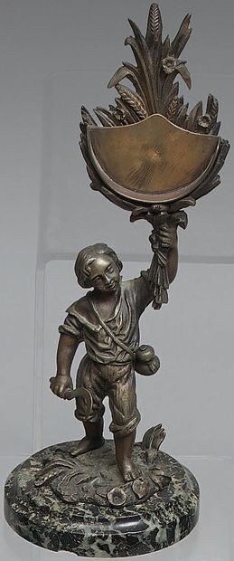 Porte-montre en bronze patiné, figurant un...