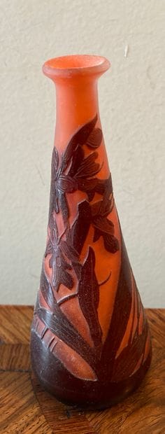 Émile GALLÉ (1846-1904). Vase en verre multicouche...