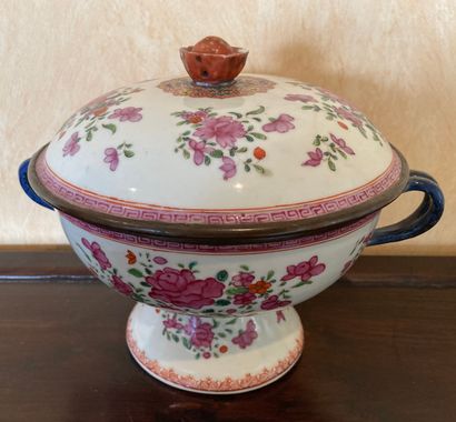 CHINA, 18th century. Porcelain covered bowl...