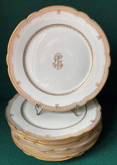 Eight white porcelain plates, the wing polylobed....