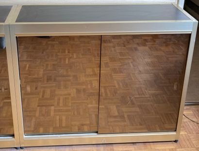 Ensemble de quatre meubles bas en laiton...