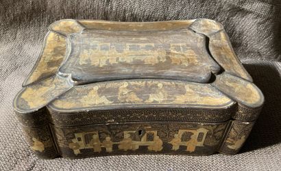 Coffret en laque noir et or à décor de scènes...