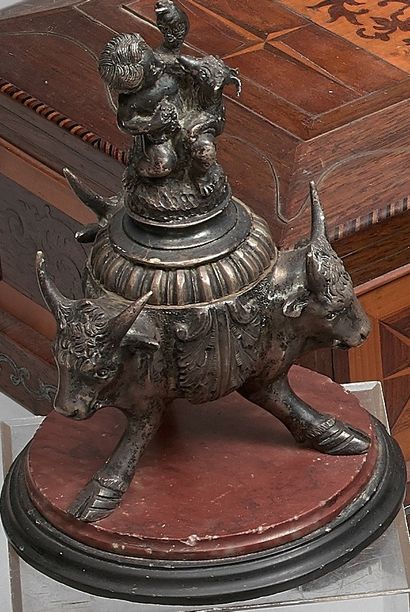 Encrier en bronze argenté, le couvercle figurant...
